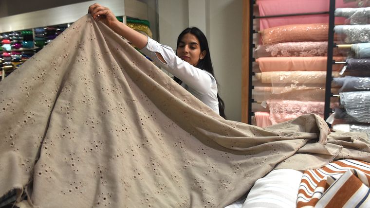 Tonos tierra y fibras orgánicas, la tendencia que dominó las calles de la ciudad. Tonos tierra y fibras orgánicas, la tendencia que dominó las calles de la ciudad.