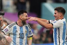 Julián Álvarez y Messi El delantero de Manchester City, orgulloso de ayudar a Messi a ganar el Mundial. Foto: EFE