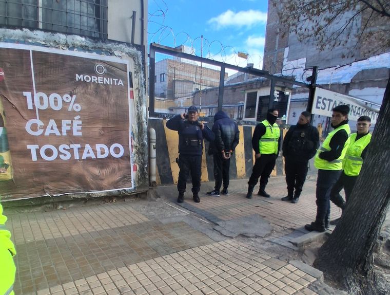 El momento de la detención del sospechoso. El momento de la detención del sospechoso. 