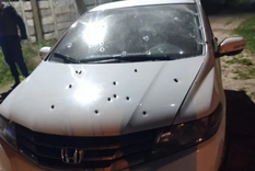 Según fuentes policiales, un grupo de personas se puso a la par de auto y abrió fuego hasta vaciar los cargadores de al menos dos armas. Foto: Noticias argentinas