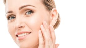 A partir de los 25 años es ideal comenzar a usar cremas faciales antiage para prevenir aquellas líneas y arrugas profundas que marcan los signos de la edad. Foto: Pur Skin Clinic