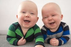 Los gemelos proceden del mismo óvulo, mientras los mellizos se forman a partir de un óvulo cada uno.