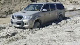 El equipo de rescate en Chubut logró sacar del lodo y encender la camioneta en la que viajaba la pareja de jubilados desaparecida hace más de una semana. El equipo de rescate en Chubut logró sacar del lodo y encender la camioneta en la que viajaba la pareja de jubilados desaparecida hace más de una semana.