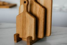 La sal gruesa, el limón y el bicarbonato funcionan como aliados para la limpieza de tablas de cocina. Foto: Archivo