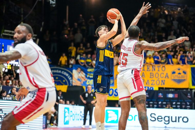 Boca dominó la final y levantó por primera vez el trofeo continental. Boca dominó la final y levantó por primera vez el trofeo continental.
