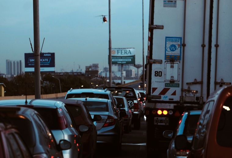 Choque entre camión y dos autos generó un caos en la autopista 25 de mayo. Foto: Telam