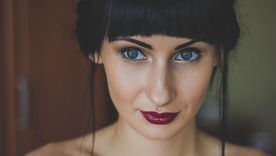 El flequillo puede cambiar completamente la apariencia del rostro y renovar nuestro look Foto: Pixabay - pixabay.com