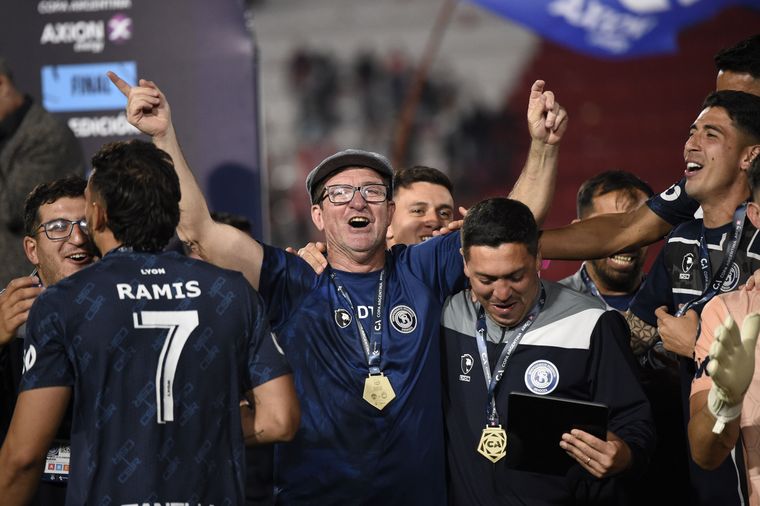 Con la boina a lo Peaky Blinders. Alfredo Berti tuvo un encontronazo con López Muñoz, fue expulsado y luego festejó el título a más no poder.&nbsp;