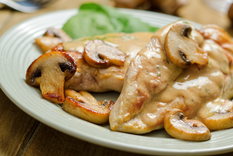 Pollo con salsa de champiñones un plato sofisticado y fácil de preparar Foto: Shutterstock