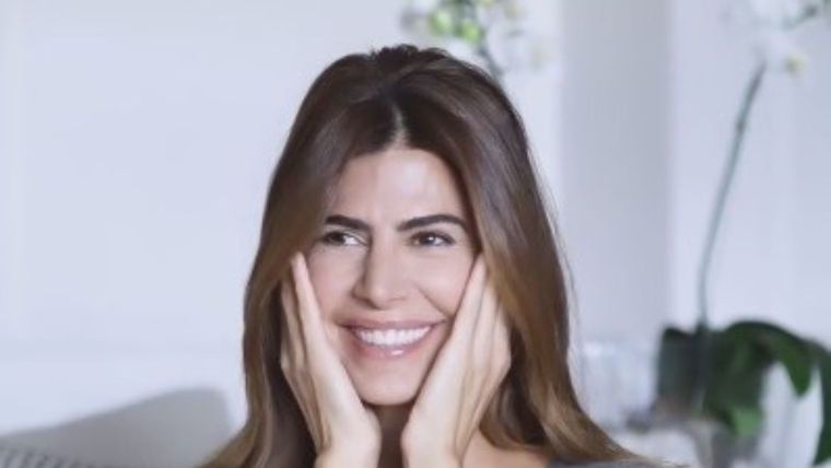 Juliana Awada deslumbró con un look simple y elegante.