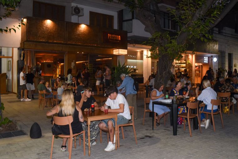 La calle Sarmiento volvió a abrir tras seis meses de trabajos y se convirtió en peatonal por un día, con fuerte presencia de público y propuestas.