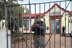 Personal de seguridad cerrando una de las tantas escuelas donde se celebraron las elecciones de Misiones