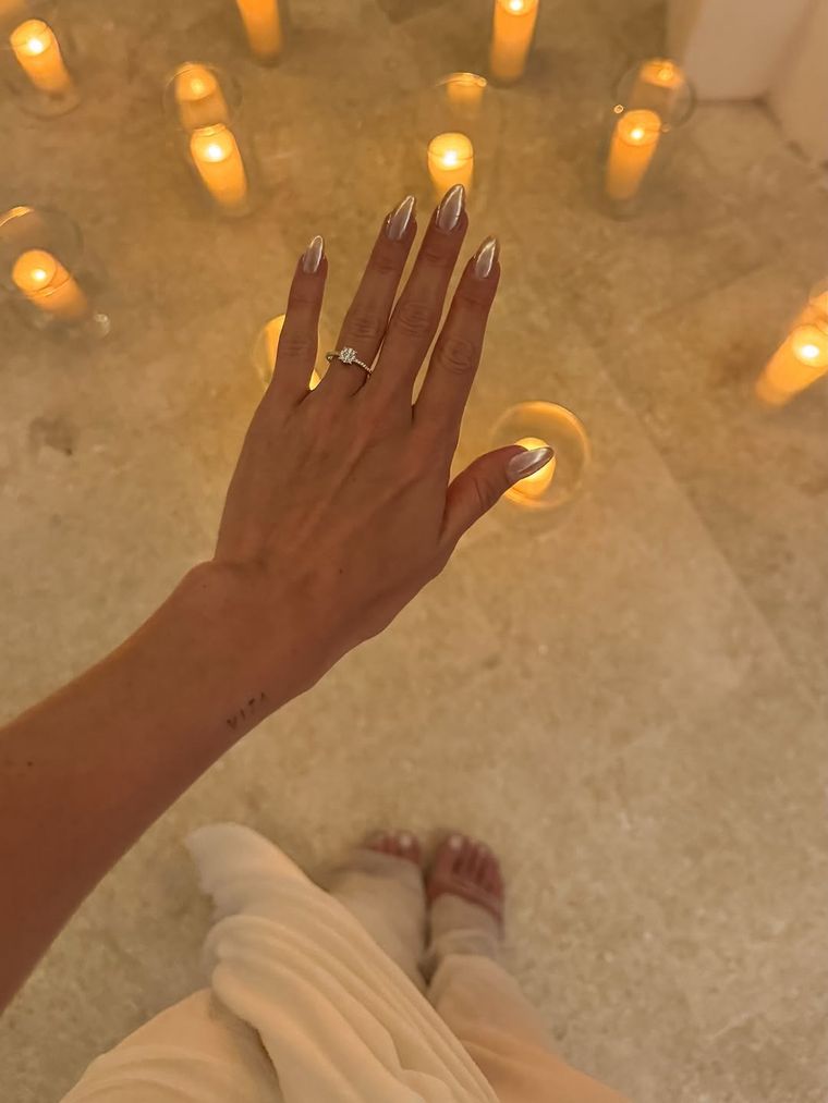 El hermoso anillo de compromiso. El hermoso anillo de compromiso.