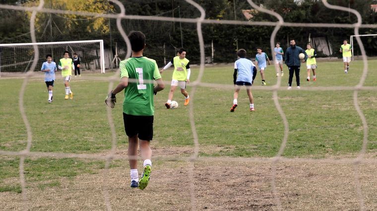 El fútbol es un deporte amado por millones. Muchísimos chicos se refugian en esta actividad para escapar de su dura rutina Foto: Ulises Naranjo.