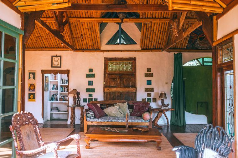 Los muebles de bambú le dan un toque especial y cálido al hogar. Foto: Pexels