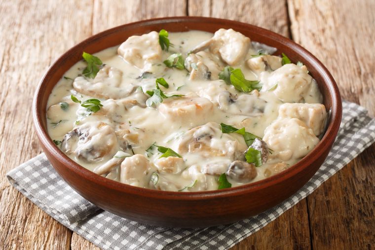 En muchas cocinas argentinas se usa crema de leche local, más espesa que la europea, lo que le da una textura única a esta receta. En muchas cocinas argentinas se usa crema de leche local, más espesa que la europea, lo que le da una textura única a esta receta.