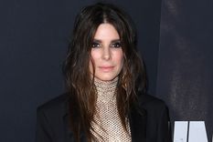 Sandra Bullock y Jennifer López usan un jumpsuit parecido y nosotras queremos saber quién te gustó más. Foto: The Goa Spotlight