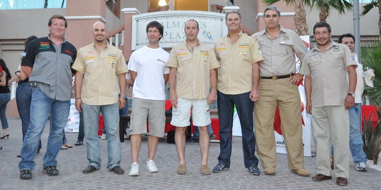 Los mendocinos del Dakar: Sebastián Halpern, Lucio Alvarez, Orly Terranova, Ronnie Groue, Edgardo Dris, Osvaldo Quiroga y Rubén Herrera. Foto: Gerardo Gómez/ MDZ