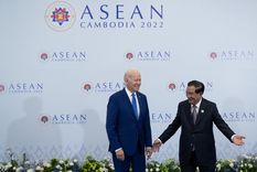 El Presidente de los Estados Unidos, Joe Biden (Izq.), estrecha la mano del Primer Ministro de Camboya, Hun Sen, mientras se reúnen al margen de la Cumbre de la Asociación de Naciones del Sudeste Asiático (ASEAN) en Phnom Penh el 12 de noviembre de 2022. Foto: FOTO: SAUL LOEB / AFP