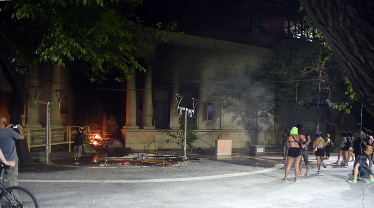 El fuego alcanzó la puerta y ambientes interiores de la Legislatura. Foto: ALF PONCE MERCADO / MDZ
