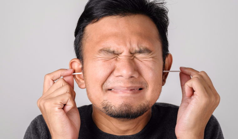 Limpiarse los oídos con hisopos trae un enorme riesgo de salud. Foto: Shutterstock
