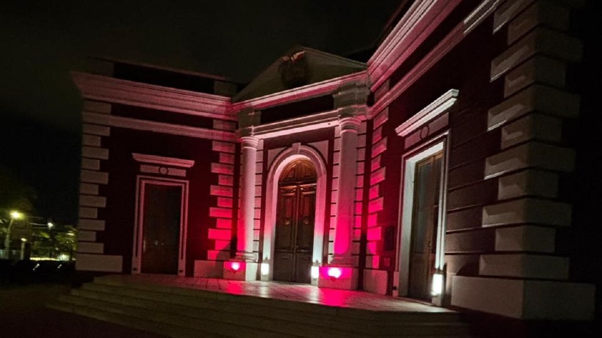 Por qué el edificio del Concejo Deliberante de Godoy Cruz se iluminó de rojo