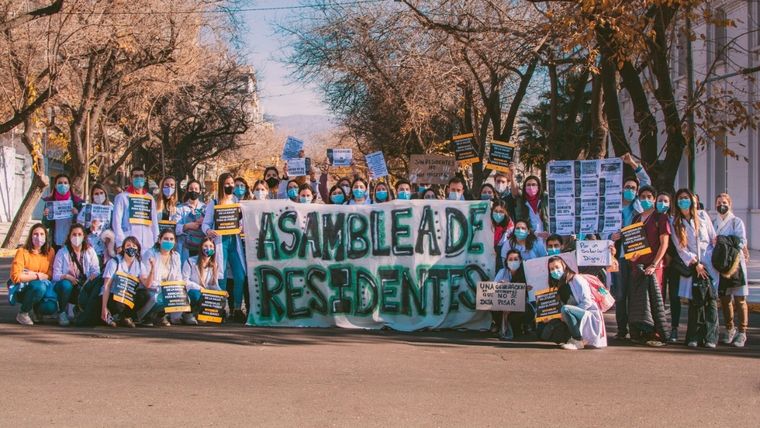 integrantes de la Asamblea de Residentes Protesta de residentes de la Salud Pública de Mendoza