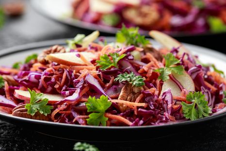 La ensalada que suma: receta de ensalada coleslaw con manzana para todo. La ensalada que suma: receta de ensalada coleslaw con manzana para todo.