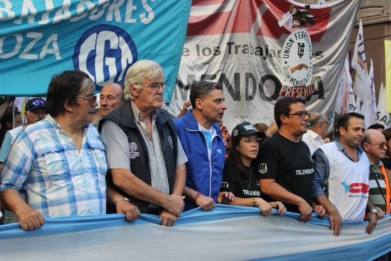 A la izquierda de la foto, Lucio Quilpatay. Foto: Facebook Marcelo Aparicio.