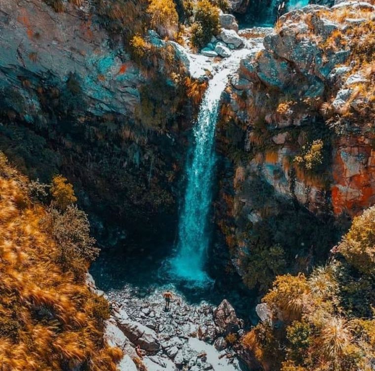 El paisaje serrano de San Luis esconde un maravilloso salto de agua. Foto: IG @dronistas.argentinos