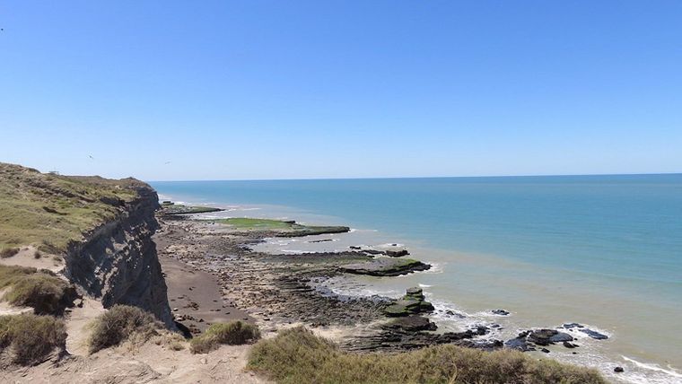 El Cóndor es un pueblo de Río Negro donde los acantilados y el mar construyen una postal patagónica distinta.