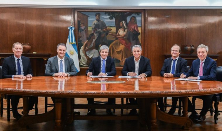 El Gobierno acordó con Santa Cruz y Neuquén la baja de retenciones para el petróleo convencional