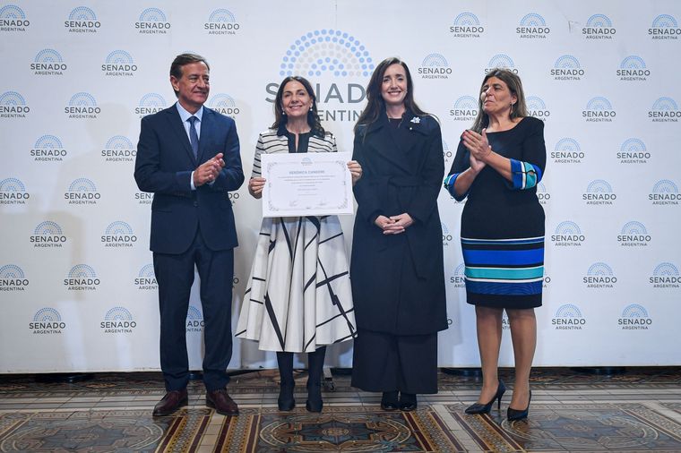 Rodolfo Suarez, Verónica Cangemi, Victoria Villarruel y Mariana Juri. Foto: Senado de la Nación