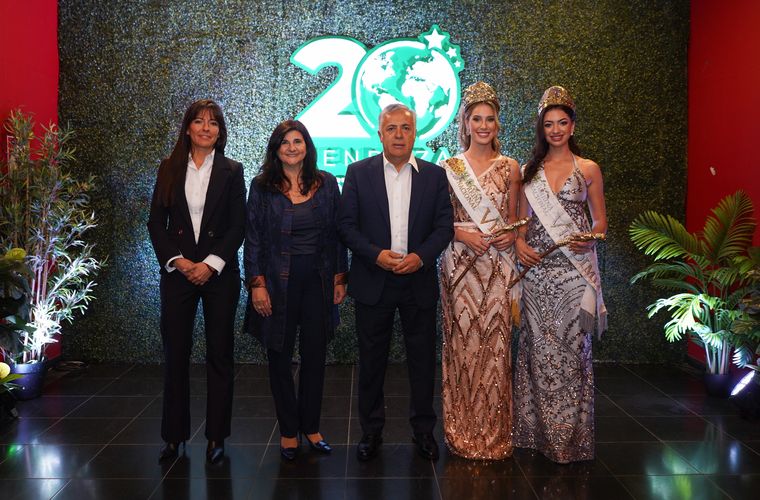La legisladora nacional Pamela Verasay, la presidente del Ente de Turismo Gabriela Testa, el gobernador Alfredo Cornejo, y la Reina Nacional de la Vendimia junto a la Virreina. La legisladora nacional Pamela Verasay, la presidente del Ente de Turismo Gabriela Testa, el gobernador Alfredo Cornejo, y la Reina Nacional de la Vendimia junto a la Virreina.