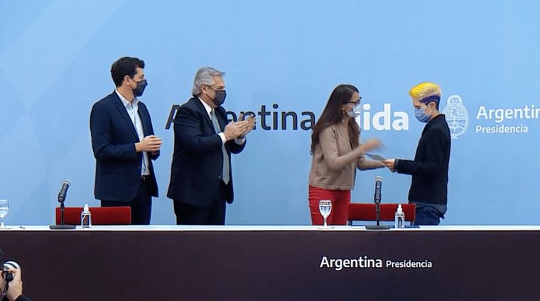 El momento de la entrega del primer documento con género x. Foto: Presidencia de la Nación