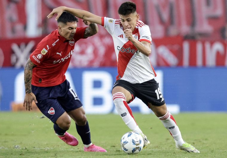 El Rojo y el Millonario juegan en el Libertadores de América. Foto: Foto Baires