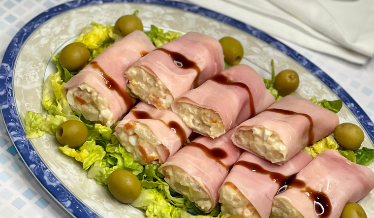 La receta de rollitos de jamón rellenos de ensalada rusa es muy popular en celebraciones familiares por su practicidad. La receta de rollitos de jamón rellenos de ensalada rusa es muy popular en celebraciones familiares por su practicidad.