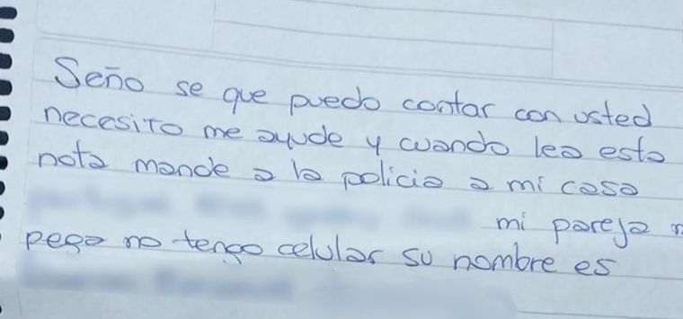 La mujer estaba encerrada e incomunicada y logró salvarse cuando envió un mensaje a la maestra de su hijo