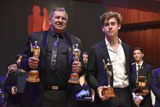 Franco Colapinto y el padre de Emiliano Martínez con las estatuillas otorgadas por el Círculo de Periodistas Deportivos. Foto: Noticias Argentinas