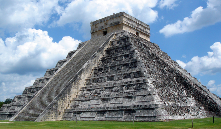 El calendario maya contempla un ciclo solar de 13 meses de 28 días. El calendario maya contempla un ciclo solar de 13 meses de 28 días.