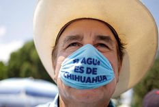 Un agricultor en Chihuahua, en el norte de México, durante protestas en 2020 por la extracción de agua en tiempos de sequía para cumplir el tratado con EE.UU. Un agricultor en Chihuahua, en el norte de México, durante protestas en 2020 por la extracción de agua en tiempos de sequía para cumplir el tratado con EE.UU.
