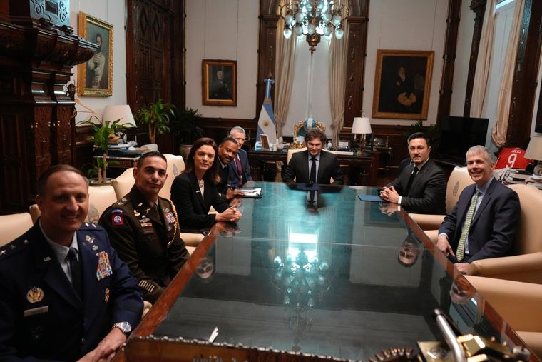 La reunión del presidente Javier Milei en Casa Rosada con el Comandante del Comando Sur de los Estados Unidos, el almirante Alvin Holsey, y su comitiva. Participó también de la reunión el Ministro de Defensa, Luis Petri. Foto: X (@OPRArgentina)
