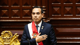 Tras la destitución de Boluarte y conforme a la línea de sucesión establecida en la Constitución, le correspondió a Jerí asumir la jefatura del Estado. Tras la destitución de Boluarte y conforme a la línea de sucesión establecida en la Constitución, le correspondió a Jerí asumir la jefatura del Estado.