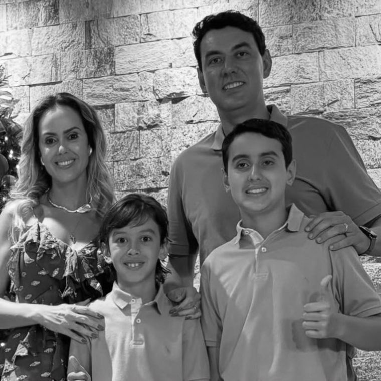 El funcionario Thales Machado junto a su familia.&nbsp;