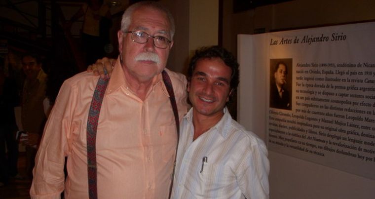 El curador de la muestra y responsable del libro, Lorenzo Amengual, acompañado del director del MUCHA, Marcelo Ortega. Foto: MDZ