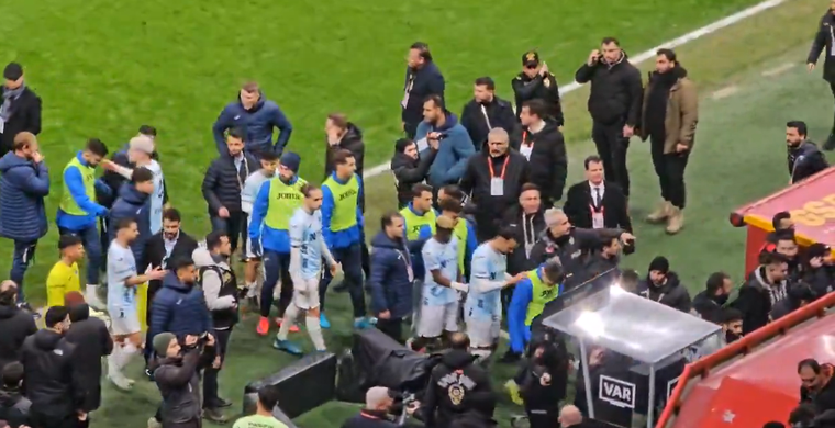 El momento en el que los futbolistas de Adana Demirspor se retiran del campo de juego. Iban poco más de 30 del primer tiempo. Foto: Captura de TV @journoturk