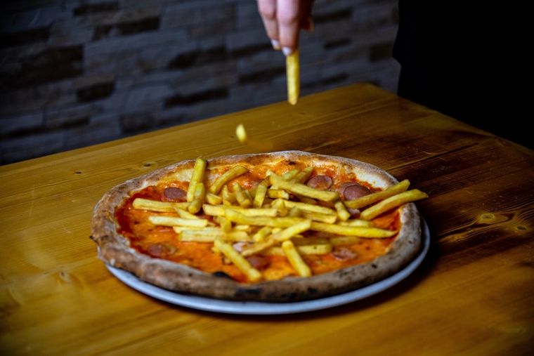 Si lo deseas puedes añadirles salchichas o peperoni aparte de las papas fritas. Si lo deseas puedes añadirles salchichas o peperoni aparte de las papas fritas.
