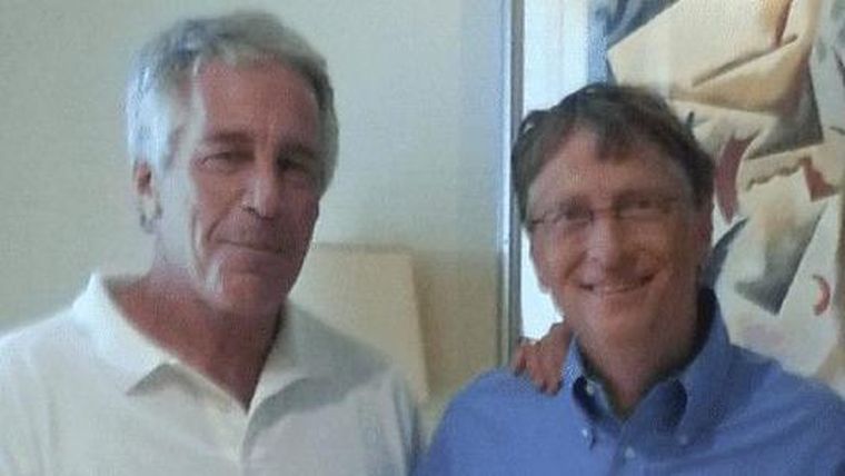 Epstein y Gates aparecen juntos en una imagen sin fecha publicada por el Departamento de Justicia de EE.UU.