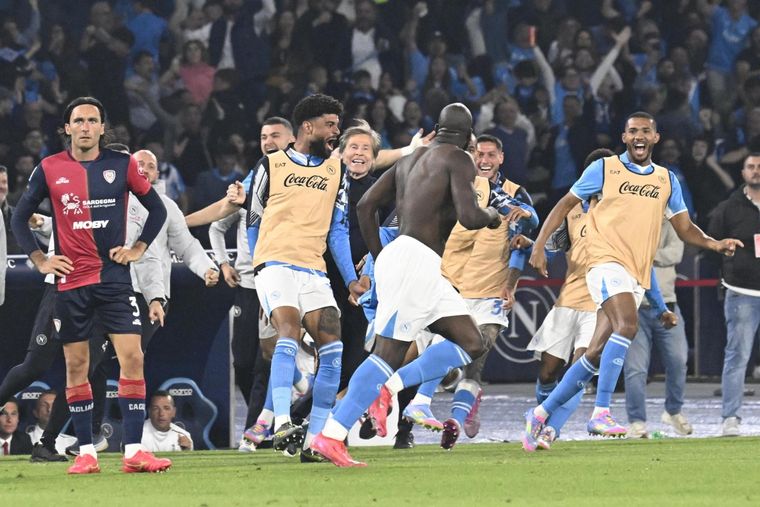 Napoli venció al Cagliari y se consagró campeón de Italia por cuarta vez. Foto: EFE