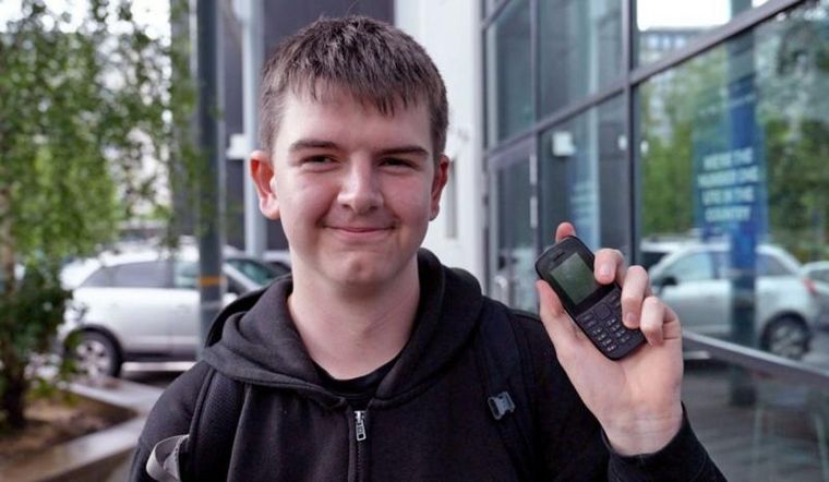 El estar distanciado de su teléfono inteligente revivió la pasión de Will por el ciclismo, aunque todavía no está dispuesto a abandonar el dispositivo. Foto: BBC / KRISTIAN JOHNSON